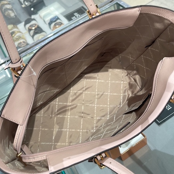 Michael Kors Gilly Large Drawstring Travel Leather Top Zip Tote 
NWT - Picture 11 of 16